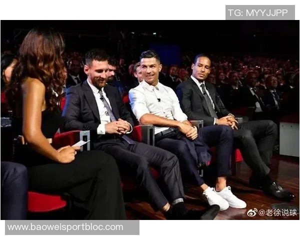 瓜帅赛后与主裁亲切交流竖起大拇指表达赞赏与尊重 瓜帅赛后与主裁亲切交流竖起大拇指表达赞赏与尊重