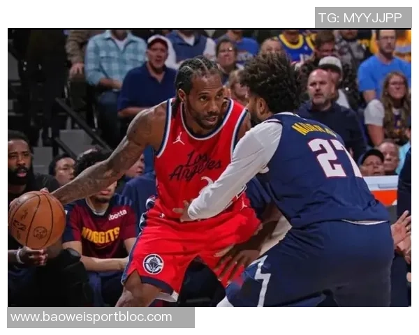 莱昂纳德季前赛上半场狂砍五记三分球平上赛季单场最佳表现 莱昂纳德季前赛上半场狂砍五记三分球平上赛季单场最佳表现