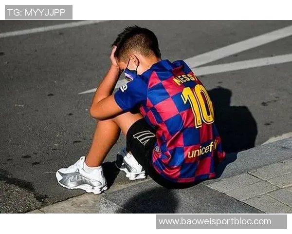 特伦特上篮受伤左小腿被搀扶回更衣室球迷心痛不已 特伦特上篮受伤左小腿被搀扶回更衣室球迷心痛不已