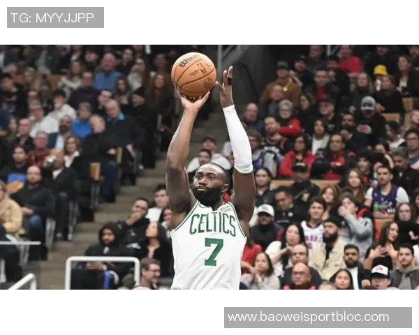 杰伦布朗赛场趣事发际线失守OG球衣遭殃引发球迷热议