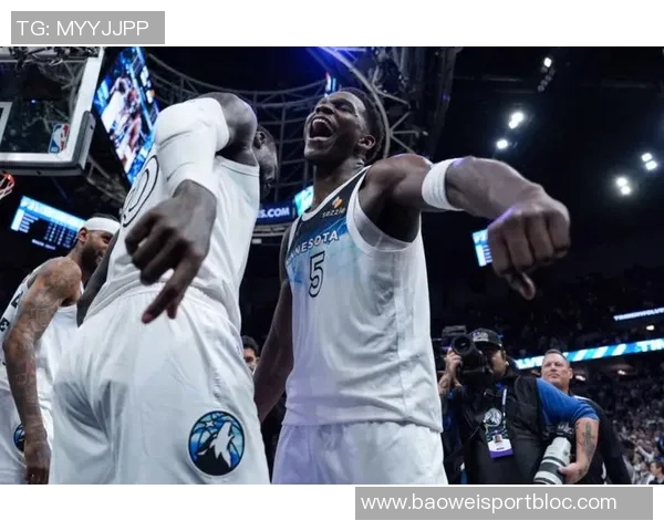 兰德尔上半场表现稳定11投6中贡献14分4篮板1助攻1抢断